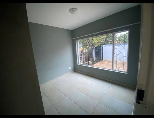 2 BEDROOM PROPERTY TO RENT IN MALVERN EAST